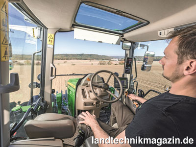 Bild: Die Kabine der John Deere 6M Traktoren wurde überarbeitet und bietet mit einer schlankeren Lenkradkonsole und einem überarbeiteten Panoramafenster eine verbesserte Sicht.