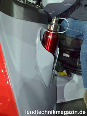Bild: Ein neues Ausstattungsdetail in der TracLink-Kabine des Lindner Lintrac 130 ist ein Getränkeflaschen-Halter vorne rechts an der Kotflügelinnenverkleidung.