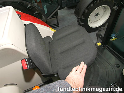Bild: Mitfahrende finden beim neuen Basak 5120 auf einem klappbaren, gepolsterten und mit Sicherheitsgurt ausgestatteten Sitz bequem Platz.