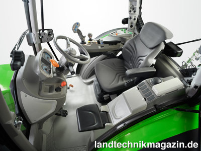 Bild: Die neuen Deutz-Fahr 5D TTV Schlepper sind mit einer neuen 4-Pfosten-Kabine mit ebenem Boden ausgestattet. Der Sitz ist serienmäßig luftgefedert.