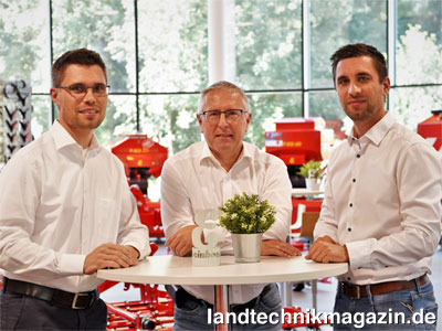 Bild: Leopold Einböck sen. (mitte) erweitert das Team der Geschäftsführer um seine beiden Söhne Michael Einböck (links) und Leopold Einböck jun., welche bereits seit einigen Jahren im Unternehmen tätig sind.