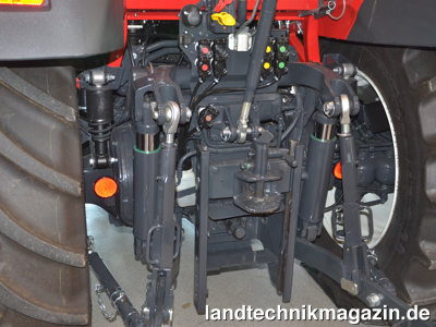 Bild: Der Heckkraftheber bei den Lindner Lintrac LS Traktoren bietet nach Herstellerangaben eine maximale Hubkraft von 2.800 kg beziehungsweise 3.500 kg mit Zusatzhubzylindern beim Lintrac 75 LS respektive 4.900 kg beim Lintrac 95 LS und 115 LS. Die mechanische Kabinenfederung ist bei allen Modellen Serie.