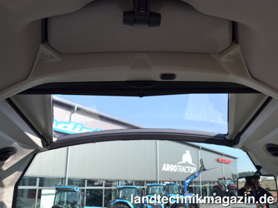 Bild: Die Kabine der neuen Landini Serie 6RS verfügt über eine großes Dachfenster. Zusätzlich gibt es eine kleine Dachluke.