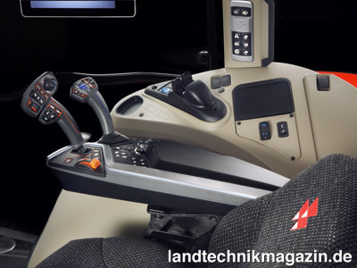 Bild: Bei den Ausstattungsvarianten Exclusive und Efficient der neuen Massey Ferguson 6S gibt es eine mit dem Sitz verbundene Bedienarmlehne für Motor, Getriebe, Hydraulik, Hubwerk und Zapfwelle.