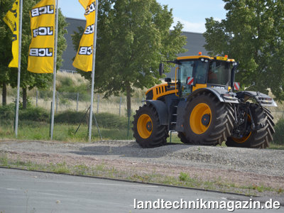Bild: JCB tourt durch Deutschland und stellt bei der Fast Farming Tour 2022 auch die Fastrac der neuesten Generation vor.