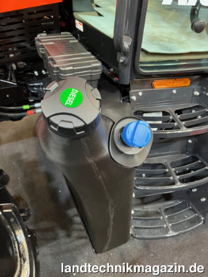 Bild: Die Daedong Vier-Zylinder-Turbomotoren in den Kioti HX Serie Traktoren erfüllen die Vorgaben der Abgasnorm EU Stufe V. Der AdBlue-Tank ist gemeinsam mit dem Kraftstofftank vor dem linken Kabinenaufstieg angeordnet.