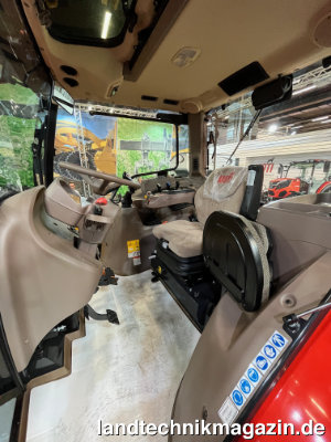 Bild: Die Kioti Traktoren der Baureihe HX verfügen über eine geräumige Fünf-Pfosten-Kabine. Komfortausstattungen wie etwa der luftgefederte Sitz und die schwenk- und teleskopierbare Lenksäule sind Serie.