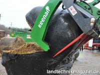 Beim Zerteilen des Silageballens mit dem Keenan Ba