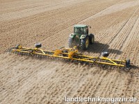 Der Claydon Straw Harrow XXL, ein Strohstriegel mi