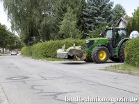 Traktoren mit Frontanbaugeräten verursachen an Kr