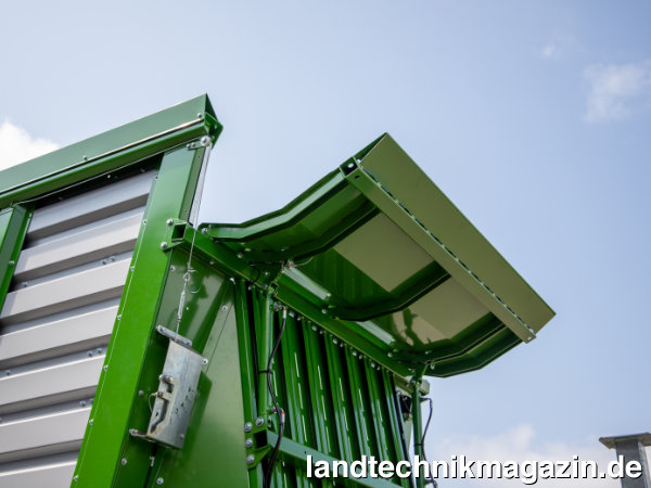 Bild: Als Wunschausstattung gibt es für die neuen Bergmann Repex Ladewagen eine hydraulisch schwenkbare Anhäckselklappe.