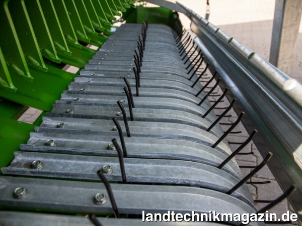 Bild: Für die Bergmann Repex, Carex und Shuttle Ladewagen ist weiterhin auch die gesteuerte ActiveLoad Pick-up mit Federstahlzinken verfügbar.
