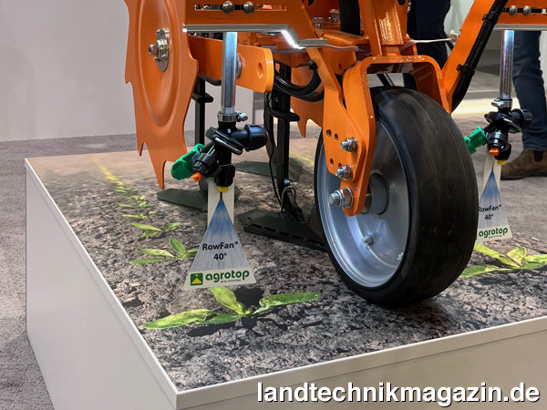 lAuf der Agritechnica 2023 zeigte agrotop die neuen RowFan-Düsen 40-01 und 40-02 mit ausgeklügelter Rechteck-Geometriefür die Bandspritzung.