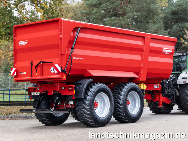 lDurch die neue Wannenkonstruktion erreicht der neue Krampe Tandem-Wannenkipper ProBody 760 ein Eigengewicht von nur 8.060 kg und bietet dabei ein Grund-Ladevolumen von 34,3 m³.