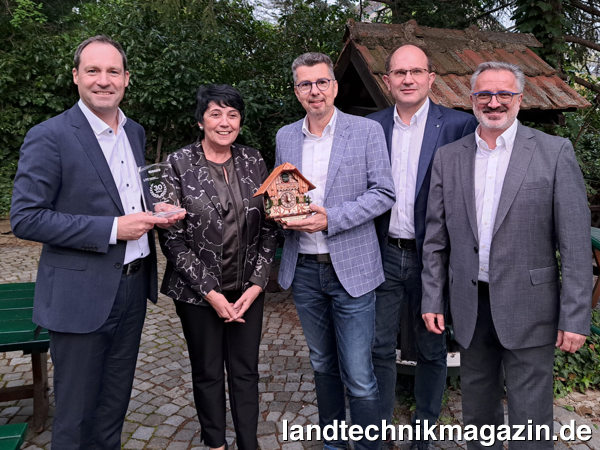 lWilfried Müller, Elke Pankow, Günter Kallus, Franz Waxenegger (LTC) und Josef Grill (LTC) (v.l.n.r.) feiern ihre langjährige Partnerschaft.