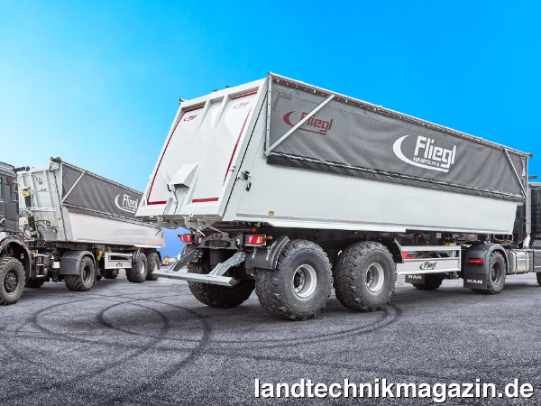 lFliegl bietet neben Abschiebewagen mit dem neuen ZHKA 350 jetzt auch einen Sattel-Muldenkipper für den Einsatz mit Agrar-Lkw an.
