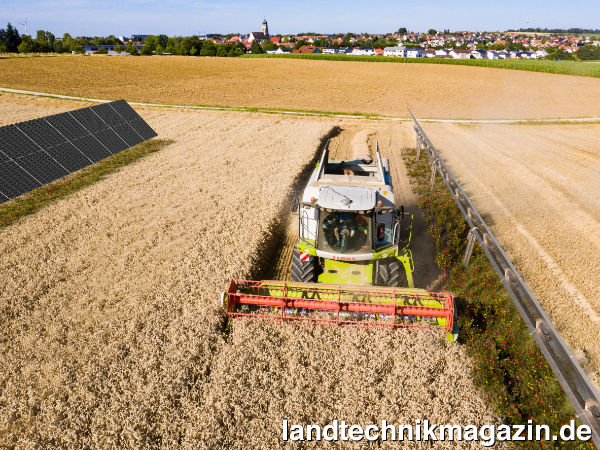 lAgri-PV verspricht, landwirtschaftliche Produktion und erneuerbare Stromerzeugung auf derselben Fläche zu vereinen. Europäische Länder wie Deutschland und Frankreich fördern die Agri-PV, um den Solarausbau voranzutreiben und gleichzeitig die Flächenkonkurrenz zu minimieren. Bild: BayWa r.e.