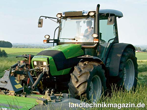 lDie Deutz-Fahr Agrofarm-Baureihe besteht zukünftig aus den drei Modellen Agrofarm 410, Agrofarm 420 und dem Agrofarm 430, der die Baureihe nach oben erweitert. Die neue Kabine des Agrofarm bietet dank ihres Aufbaus mit vier Pfosten einen bequemen Einstieg und beste Übersicht für den Fahrer.