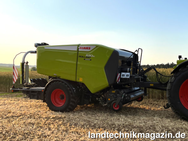 Bild: Die neue Claas Festkammer-Press-Wickel-Kombination ROLLANT 630 RC UNIWRAP bietet die Möglichkeit, einen Ballendurchmesser von 1,25 m bis 1,35 m einzustellen.