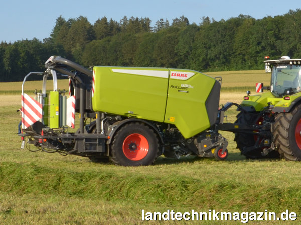 lDie neue Festkammer-Ballenpresse mit Wickeleinheit, Claas ROLLANT 630 RC UNIWRAP, folgt dem Claas Y-Design, das 2019 mit den LEXION Mähdreschern eingeführt wurde.