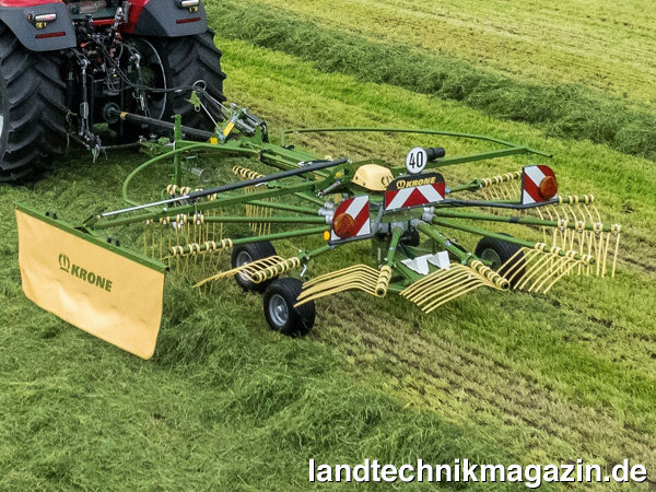 lDer neu gestaltete Einkreiselschwader Krone S 460 DB verfügt über 13 Zinkenarme, wovon 7 klappbar sind, um unter 3-m-Transportbreite zu kommen.