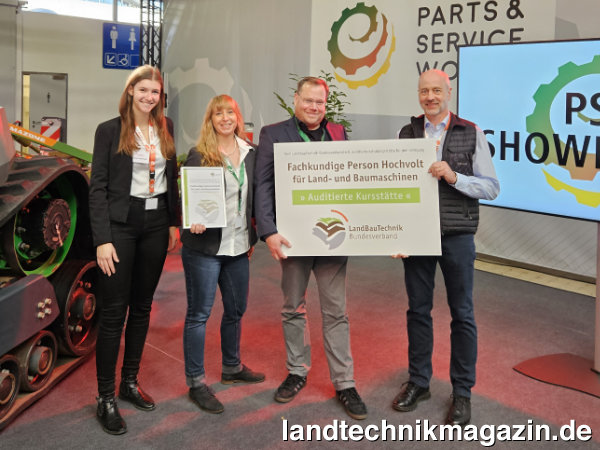 lNun auch offizielle Hochvolt-Schulungsstätte: Die Granit Academy. Torsten Grantz (2.v.re.) Projektleiter LBT_NAH und Sandra Bosnjak (2.v.li.), Referentin Berufsbildung und Marketing überreichten die offizielle Auszeichnung auf der PSW in Kassel an Achim Hauschild (re.) und Svenja Tiedemann (li.) von der Granit Academy.