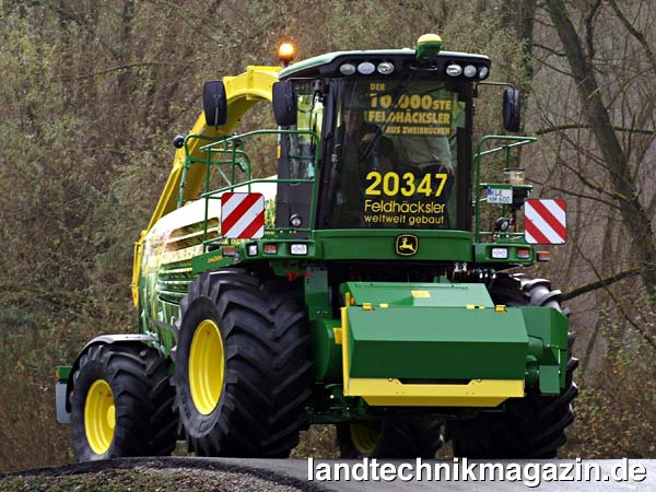 l20.345 selbstfahrende Feldhäcksler hat John Deere bislang weltweit verkauft, seit der Verlagerung der Fertigung von Häckslern aus den USA nach Zweibrücken im Jahr 1992 haben bis jetzt 10.000 Maschinen die Montagebänder der Erntemaschinenfabrik in der Westpfalz verlassen.