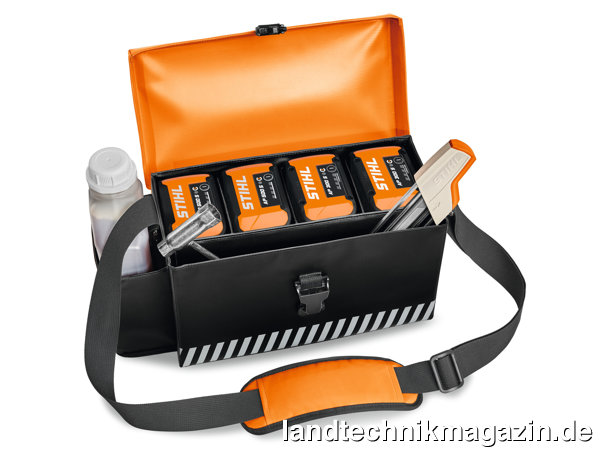 lDie neue Stihl Kombitasche Akku/Öl bietet Platz für Akkus, Kettenhaftöl, Werkzeuge und Ersatzteile für den Betrieb von Akku-Motorsägen.