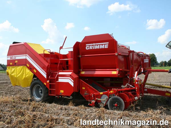 lDer neu entwickelte einreihige Kartoffelroder SE 140 mit 4 Tonnen Bunker von Grimme ist wahlweise neben dem bekannten 75 cm breiten Aufnahmekanal optional mit einer 85 cm breiten Variante für noch mehr Leistung und Absiebfläche lieferbar. Optional kann die Schartiefe hydraulisch vom Fahrersitz verstellt werden.