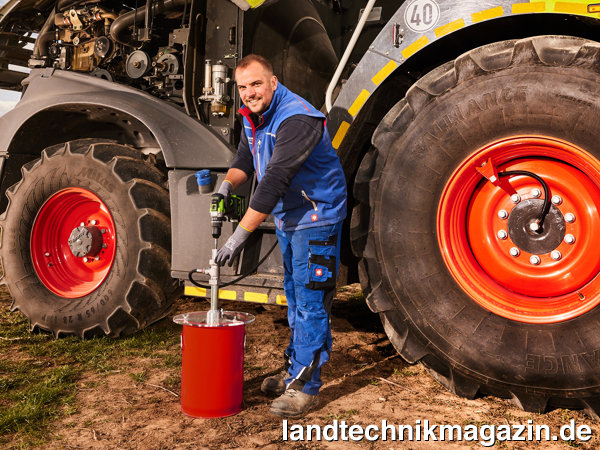 lDer Akku-Schrauber mit Bithalter wird auf das neue Lutz Lube Drive Pumpwerk gesetzt und mit dem Fördern begonnen.