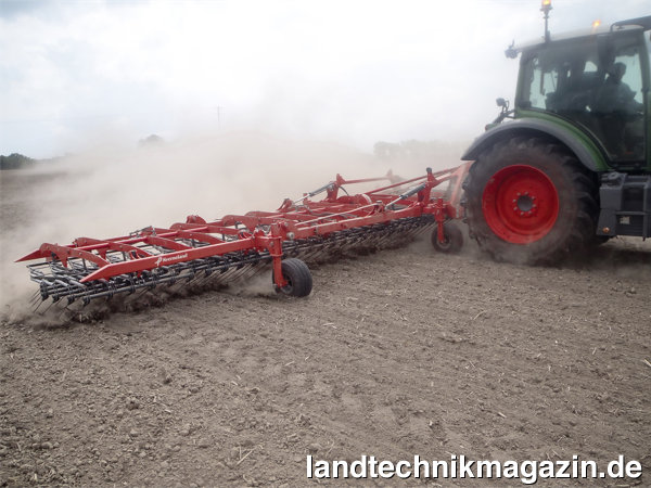 lBeim neuen Striegel Kverneland Arcadia sorgen 420 einzeln gefederte 8-mm-Zinken in sieben Reihen für die mechanischen Unkrautregulierung.