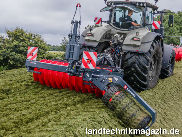 lDie neue Saphir Silagewalze SiloRex ist sowohl in starrer Ausführung als auch in einer beidseitig hydraulisch verschiebbaren Variante mit Gesamtbreiten von 2,5 m und 3,0 m erhältlich.