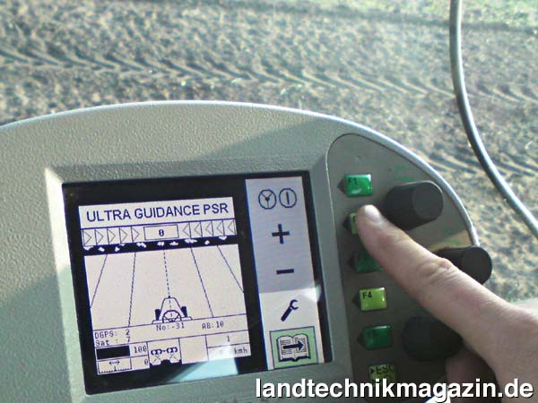 lReichhardts Ultra Guidance PSR kann jedes beliebige ISO-Terminal nutzen. Das bringt größeren Bedienkomfort und mehr Platz in der Kabine.