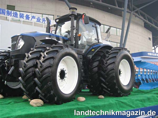 lChinesische Traktoren mit ZF Technik werden bereits im Arbeitseinsatz getestet. Das Leistungsspektrum dieser Testfahrzeuge reicht bis 265 PS. Im Bild ein Traktor der chinesischen Firma Foton Lovol mit ZF Lastschaltgetriebe T-7336.