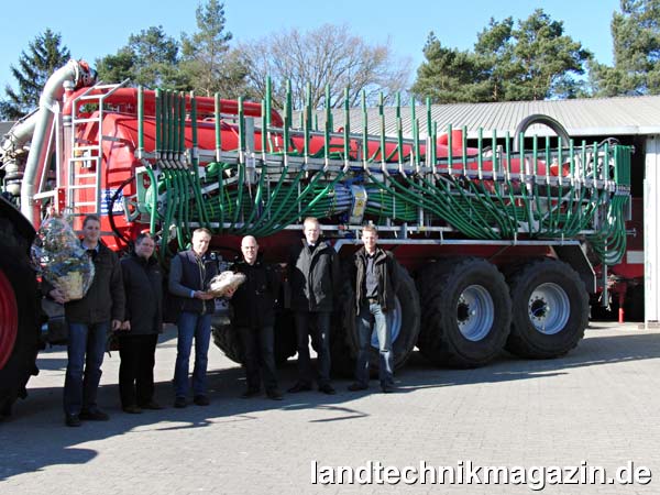 lDer erste Kotte Tridem-Güllewagen mit dem auf der Agritechnica 2007 mit einer Silbermedaille ausgezeichneten neuen Lenksystem MSS (MultiSteeringSystem) wurde nun an das Lohnunternehmen Henke aus Wagenfeld-Ströhen übergeben. Im Bild bei der Übergabe: Felix Hainzl (Leiter Marketing Kotte), Prof. Bernd Johanning (FH Osnabrück), Jörg Henke (LU Henke), Dr. Stefan Kotte (Geschäftsführer Kotte), Henning Müller (Hochschule Vechta) und Jens Meyer (FH Osnabrück).