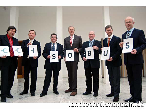 lDie Initiatoren des CCI, von links nach rechts: Prof. Dr. Arno Ruckelshausen, Fachhochschule Osnabrück, Herr Norbert Rauch, RAUCH Landmaschinenfabrik GmbH, Herr Jeannot Hironimus, Kuhn S.A., Herr Klemens Kalverkamp, Grimme Landmaschinenfabrik GmbH & Co. KG, Herr Gottfried Giesen, Lemken GmbH & Co. KG, Herr Dr. Justus Dreyer, Amazonen-Werke H. Dreyer GmbH & Co. KG, Herr Dr.-Ing. Josef Horstmann, Maschinenfabrik Bernard Krone GmbH.