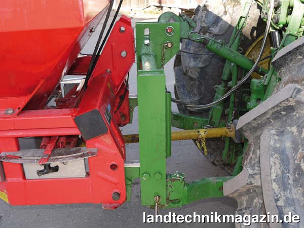 lNeu im Fliegl-Programm ist eine Waage für die Dreipunkt-Heckhydraulik mit einem robusten Dreipunkt-Anbaurahmen mit speziellen Messelementen. Die kurze Baulänge des Anbaurahmens soll für eine sehr geringe Gewichtsverlagerung sorgen. Dadurch bleiben laut Fliegl Lenkfähigkeit und Hubkraft weitgehend erhalten.