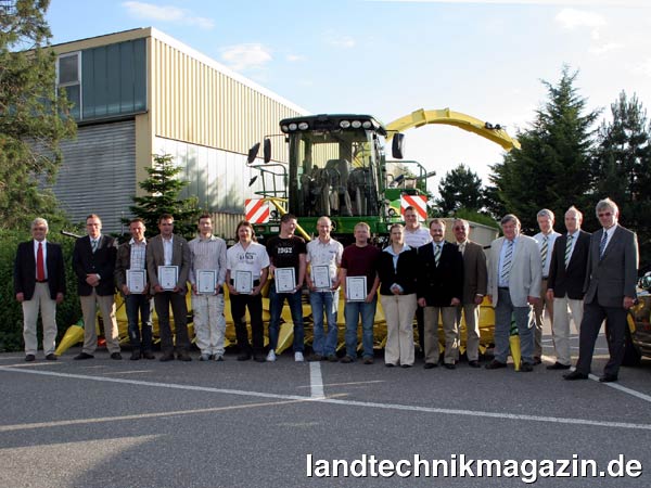 lNach 11-jähriger erfolgreicher Zusammenarbeit mit der IHK hat der John Deere Vertrieb in diesem Jahr erstmals die Prüfung zum Service Techniker Land- und Baumaschinen von einer Handwerkskammer (HWK Karlsruhe) abnehmen lassen. Kürzlich haben weitere 38 Service Techniker...
