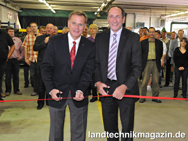 lDie Pulverbeschichtungsanlage im Pöttinger Sätechnik-Kompetenzzentrum in Bernburg wurde im Juli 2009 offiziell im Rahmen einer Betriebsfeier durch den Geschäftsführer Heinz Pöttinger (links) und Henry Schütze (rechts), den Oberbürgermeister der Stadt Bernburg, eröffnet.