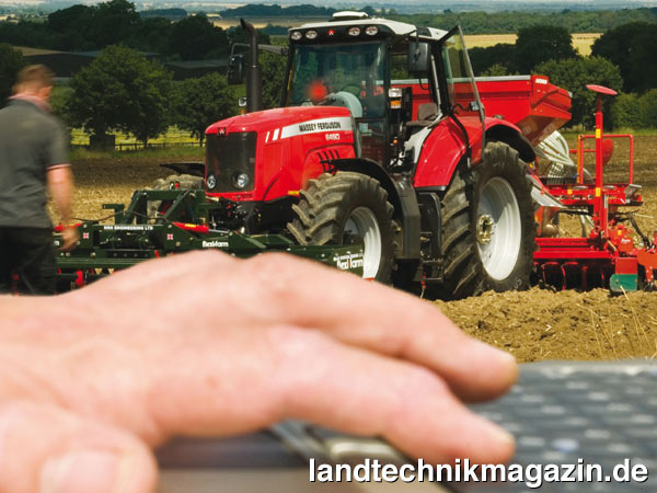 lAGCOMMAND ist in vier Stufen erhältlich. Diese sind, so Massey Ferguson, Teil eines konkurrenzlosen Maschinen- und Personalmanagementsystems, mit dem Eigentümer, bzw. Betriebsleiter die Leistung verbessern, Stillstandzeiten vermeiden, Wartungsarbeiten optimieren und Aufgaben effizient erstellen und übertragen können.