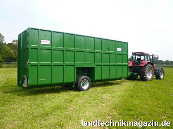 lMit den Feldrandcontainern vom Typ FRC bietet die Kotte Landtechnik jetzt eine schlagkräftige Lösung für die professionelle Gülleausbringung. Die Container sind in Größen von 45 bis 55 m³ (Modell FRC 55 im Bild) lieferbar und mit einer Deichsel mit drehbarer Aufsattelvorrichtung für Unterlenker sowie mit einer zentral angebauten, hydraulisch höhenverstellbaren Achse mit 10 t Achslast ausgerüstet.