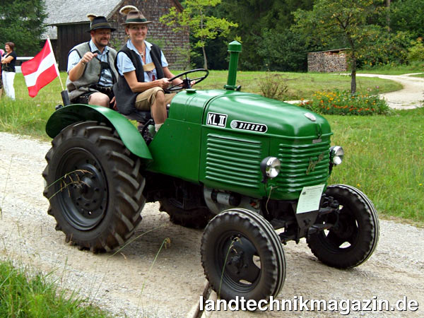 XL-Bild: Traktoren österreichischer Hersteller waren in Salzburg natürlich in großer Stückzahl vertreten. Im Bild ein Steyr 180, Österreichs erster Nachkriegstraktor und absolutes Steyr-Erfolgsmodell. Von 1947 bis 1953 wurden mehr als 25.000 Stück dieses Schleppers gebaut, dessen 2-Zylinder-Motor zunächst 26, später 30 PS leistete.