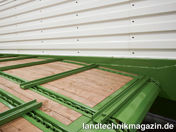 Bild: Eine weitere interessante Neuerung präsentiert Krone hinsichtlich des Kratzbodens der MX-Baureihe, der im vorderen Bereich des Wagens jeweils um 15 beziehungsweise 25 cm abgesenkt wurde. Durch diese schräge Position des Kratzbodens wird der Förderweg des Schneidrotors stark verkürzt. So soll das Futter noch schneller und schonender sowie mit deutlich weniger Leistungsaufwand in den Wagen befördert werden.