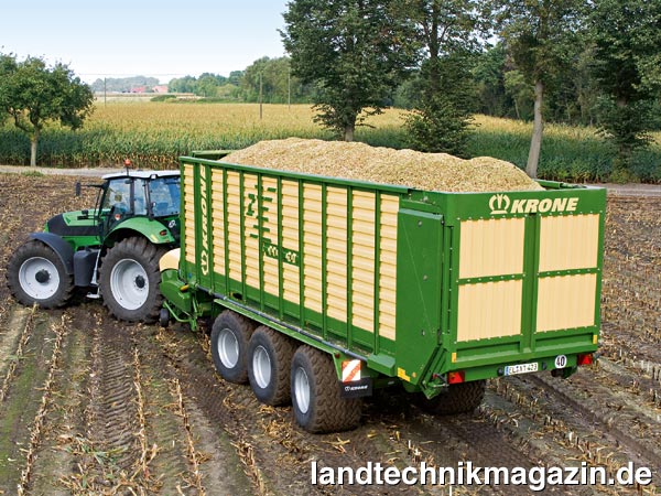 lFür die Krone Doppelzweck-Ladewagen ZX 400/450/550 mit hydraulischem Ausgleichsaggregat gibt es jetzt eine integrierte elektronische Wiegeeinrichtung, mit der die Zuladung pro Ladewagenfuhre gemessen und gespeichert werden kann. Die Datenerfassung erfolgt über Wiegemessbolzen, welche in die Deichsel sowie ins Achsaggregat integriert sind.