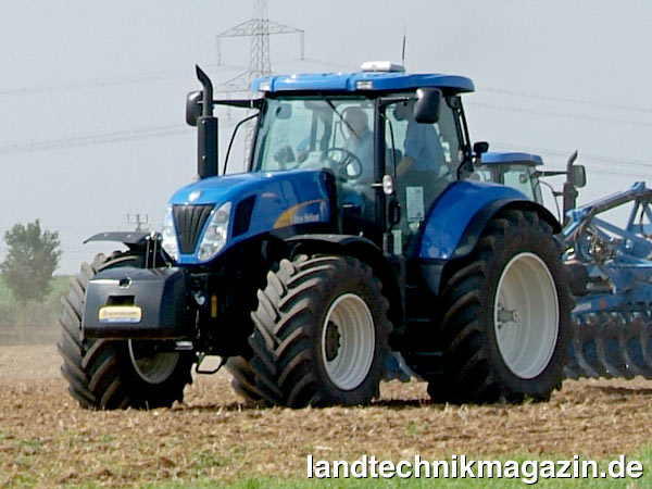 lSeit Juli 2009 ist der New Holland T7000 PowerCommand mit SideWinder II-Bedienarmlehne lieferbar. New Holland reagiert damit auf den Wunsch vieler Kunden, die Bedienung der Modelle mit Lastschaltgetriebe ebenso fortschrittlich, bequem und übersichtlich zu gestalten, wie die der T7000 Auto Command mit Stufenlosgetriebe.