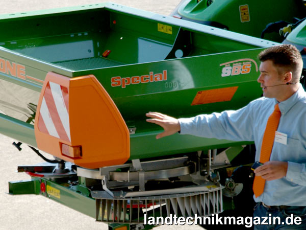 lHervorstechendes äußeres Merkmal der neuen Zweischeibendüngerstreuer ZA-M 01, die Amazone als Neuheit auf der Agritechnica 2009 präsentiert,  ist das integrierte Sicherheitspaket Safety-Set. Dank Integration in die Verkleidung ist die Beleuchtungsanlage der neuen ZA-M Streuer mit Safety-Set optimal gegen Beschädigungen oder Abreißen geschützt. Das verbessert die Sicherheit im Straßenverkehr ebenso wie die großflächigen Warntafeln.