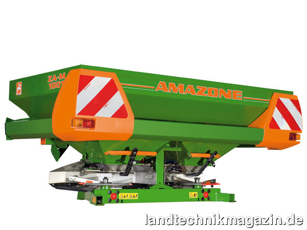 Bild: Der Amazone ZA-M 1001 Special ist der kompakte Streuer für kleine bis mittlere Betriebe mit hohen Ansprüchen an Streu-, Arbeits- und Straßenverkehrssicherheit dar. Er verfügt über einen 1.000 l Behälter, der mit einem 500 Liter Aufsatz bis auf ein Behältervolumen von 1.500 Litern aufgerüstet werden kann.