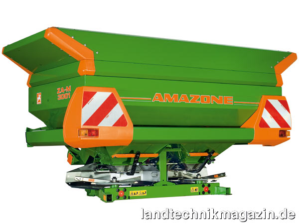 Bild: Die Streuer ZA-M 2201, 2501, 2701 und 3001 liefert Amazone mit dem komplett ab Werk montierten Aufsatz L 1000. Die große Einfüllbreite des L-Aufsatzes von 2,75 m bietet ausreichend Sicherheit bei der Beladung mit breiten Schaufeln. Das große Volumen erlaubt die Befüllung aus mehreren Big-Bags. Alle vier verfügen über eine Arbeitsbreite von 10 bis 36 m. ZA-M 2201 und ZA-M 2501 haben einen Behälterinhalt von 2.200 I bis 2.500 l, ZA-M 2701 und ZA-M 3001 einen Behälterinhalt von 2.700 I bis 3.000 I.