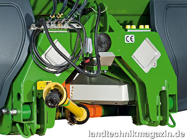 Bild: Die Stabile Rahmenkonstruktion mit integrierter Wiegetechnik ist beim Amazone Wiegestreuer ZA-M Profis 1501 für maximal 3.100 kg Nutzlast ausgelegt. Die Online-Wiegetechnik im parallelogrammgeführten Rahmen ist vorteilhaft für geringste Beanspruchung der Wiegezelle. Die Wiegezelle hat keine seitliche Beanspruchung beim Arbeiten am Hang, da Behälter, Rahmen und Streuwerk eine Einheit bilden und die integrierte serielle Schnittstelle kann mit einem GPS-Terminal oder N-Sensoren kombiniert werden.