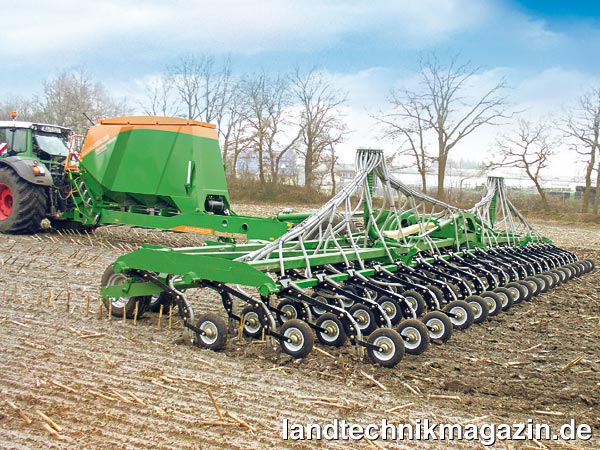 lAuf der Agritechnica 2009 präsentiert Amazone die neue Zinkenscharsämaschine Condor. Die für die reine Direktsaat ausgelegte Sämaschine wird zunächst in den Arbeitsbreiten 12 und 15 m angeboten.